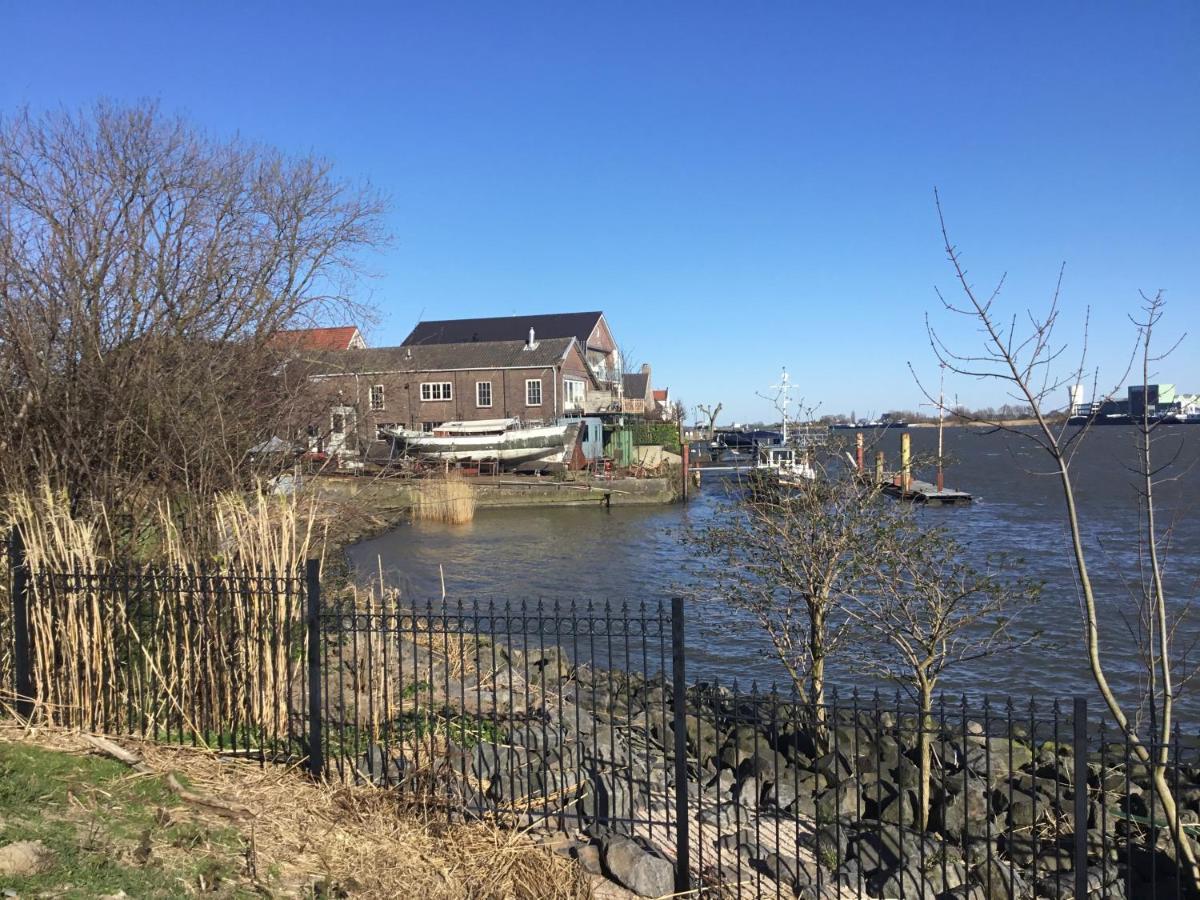 De Kapiteinshut Aan De Rivier Met Xl Ligbad En Sauna Lekkerkerk Extérieur photo