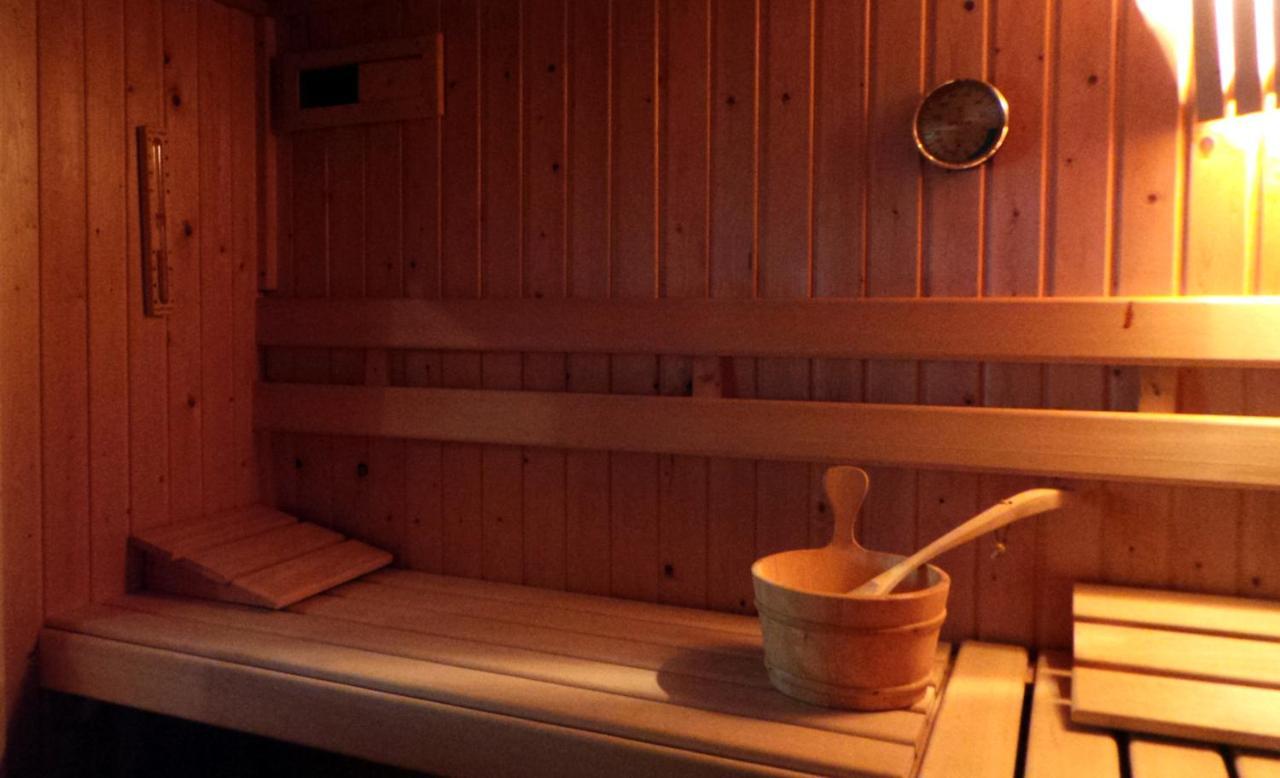 De Kapiteinshut Aan De Rivier Met Xl Ligbad En Sauna Lekkerkerk Extérieur photo